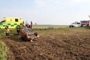 Řidička vjela autem do příkopu, čtyřčlenná posádka se zranila (VIDEO)