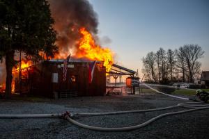 Plameny spálily restauraci v Jaroměři. Exploze tlakových láhví