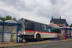 Autobus vjel do zastávky s lidmi ve Slaném. Zemřelo malé dítě