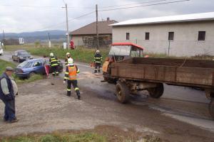 Osobní auto se střetlo s traktorem. Pět zraněných osob