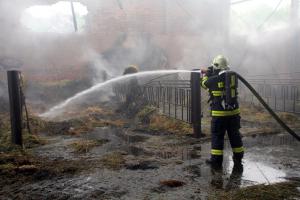 Uskladněné krmivo pro dobytek zcela shořelo, velká hala na seno taky