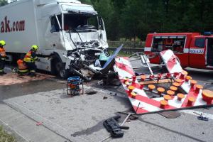 Byl snad řidič kamionu úplně slepý? Zdemoloval světelnou šipku