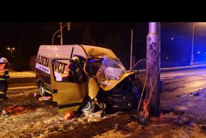 Ostravští hasiči vyprošťovali řidiče dodávky. Narazil sloupu tramvajové troleje