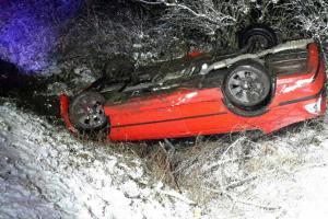 Klouzačka na silnicích nejen na Svitavsku. Zraněné osoby i auto na střeše