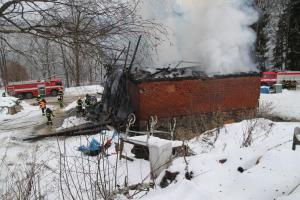 Velký požár stodoly v Neratově, byla v ní i nafta, Vytekla do okolí