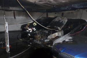 V garážích bytového domu hořela auta, dům opustily desítky nájemníků