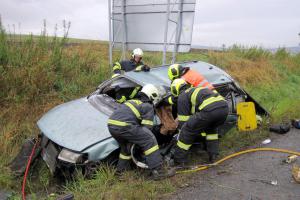 Nehoda u obce Bánov: Hasiči řidiče museli vystříhat střechou vozidla