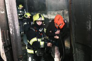 Deset osob bylo zachráněno při požáru popelnice