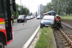 Ostravští hasiči velmi rychle vyprostili auto z kolejí tramvajové dráhy