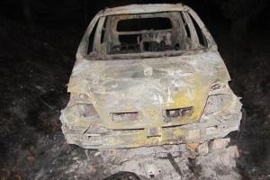 Řidič na Broumovsku zapadl s autem v lese, přehřál motor a vozidlo shořelo
