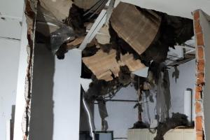 Exploze propan-butanové láhve v Psárech zranila dvě osoby