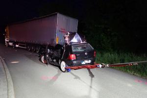 Smrt byla zřejmě rychlá. Auto se celé napasovalo pod kamion