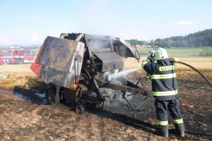 Lisovat slámu v Hejtmánkovicích už nikdy nebude. Stroj shořel