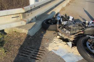 Do cíle nedojel. Motorkář skončil po kolizi s osobním autem ve svodidlech