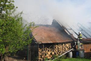 Když si děti hrají s ohněm, něco potom úplně shoří. Jako třeba stodola