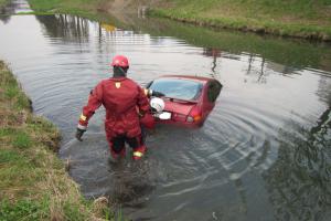 Nezabrzdil auto a to pak sjelo do řeky. Vykoupané ho vytáhli hasiči