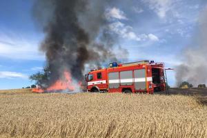 Oheň si liboval v Bravanticích, hořelo pole se suchým jetelem