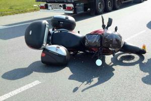 Aspoň že tak. Motorkář po kolizi s osobákem skončil v nemocnici