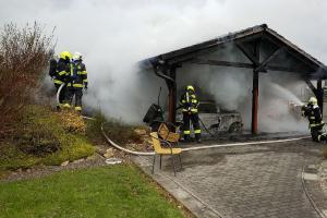 Auto plamenům v přístřešku chutnalo. Škoda za více než milion korun