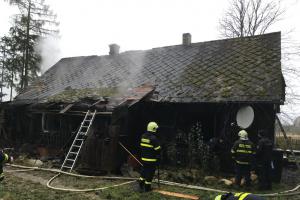 Oheň řádil v hájence. Popálil dítě s otcem, matka skončila v nemocnici taky