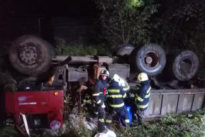 Řidič Tatru převrátil, nic se mu nestalo, zato práce pak bylo hodně Řidič Tatru převrátil, nic se mu nestalo, zato práce pak bylo hodně