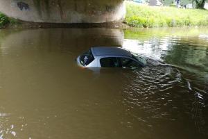 Auto parkovalo dvakrát. Nejdřív na suchu a pak si zaplavalo v řece