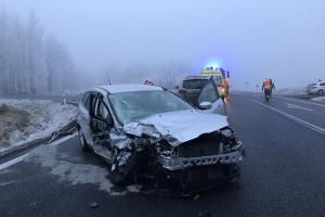 Mlha, náledí, nepozornost. Následovala kolize tří osobních aut, v nich tři zranění (VIDEO)