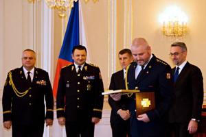 Tři příslušníci HZS Moravskoslezského kraje obdrželi Zlatý záchranářský kříž Tři příslušníci HZS Moravskoslezského kraje obdrželi Zlatý záchranářský kříž
