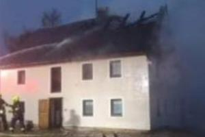 Plameny zachvátily střechu a podkroví rodinného domu v obci Horní Halže