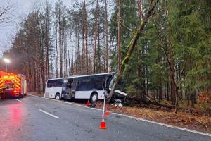 Při nehodě autobusu byly zraněny dvě osoby