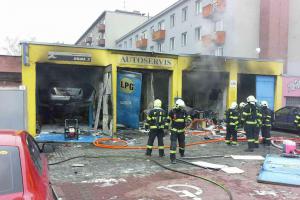 V prostějovském autoservisu došlo k explozi a vzápětí k požáru