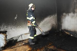 Hasiči zasahovali u požáru bytu v Bohnicích. Hořela sedací souprava