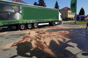 Kolize osobáku s kamionem způsobila rozsáhlý únik nafty na silnici