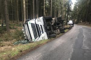 Náklaďák převrácený na boku, čuníci v lese. Na Benešovsku si hasiči mákli