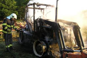 Dobrovolní hasiči ze Spáleného Poříčí spěchali hasit traktor