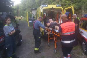 Zraněného po skoku do vody museli z lesa vyvézt hasiči terénní čtyřkolkou