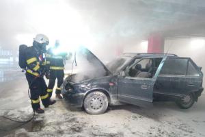Nákup si neodvezli. V garážích nákupního centra shořela Škoda-Felicie