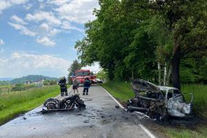 Srážka motorkáře s osobákem. Obě vozidla shořela, jeden člověk zemřel