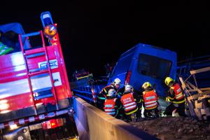 Z havarované dodávky na rozestavěné dálnici D48 u Příbora unikal plyn (VIDEO)