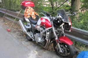 Motorkář rozhodně netroškařil. Srazil se hned s dvěma osobními auty