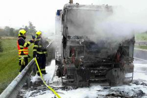 Před plameny v kabině řidič včas unikl. Na silnici D6 hořel kamion (VIDEO)