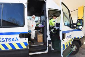 Pražští hasiči nasadili mobilní odběrové týmy spolu s ZZS a MP Pražští hasiči nasadili mobilní odběrové týmy spolu s ZZS a MP