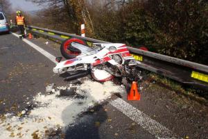 Motorkář jel uctít památku motocyklových závodníků. Kvůli nehodě nedojel