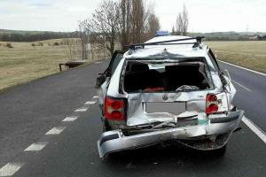 Autobus z Karlových Varů do Prahy měl zpoždění. Srazil se s osobním autem