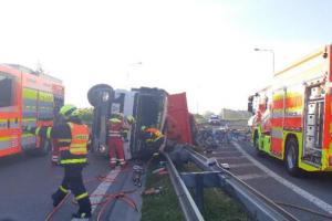 Ostravští hasiči vyprošťovali řidiče kamionu a uklízeli nakladačem odpadky
