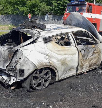 V obci Křížov zasahovali hasiči u požáru vozidla na hybridní pohon