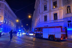 V Praze na Žižkově hořelo, hasiči zachránili 5 lidí a zastavili dopravu