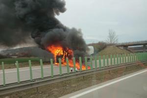 Požár odtahovky s naloženou dodávkou zastavil provoz na dálnici D11 u Chýště