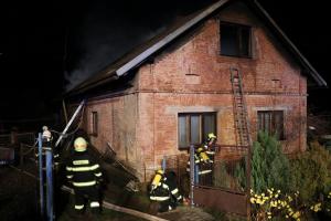 Požár ve Skoronicích způsobil škodu za skoro dost. A zranil tři lidi