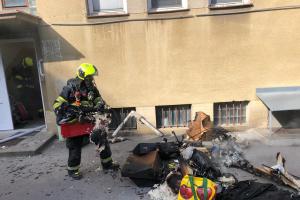 Požár v suterénu v Praze 8 likvidovali profesionálové i dobráci